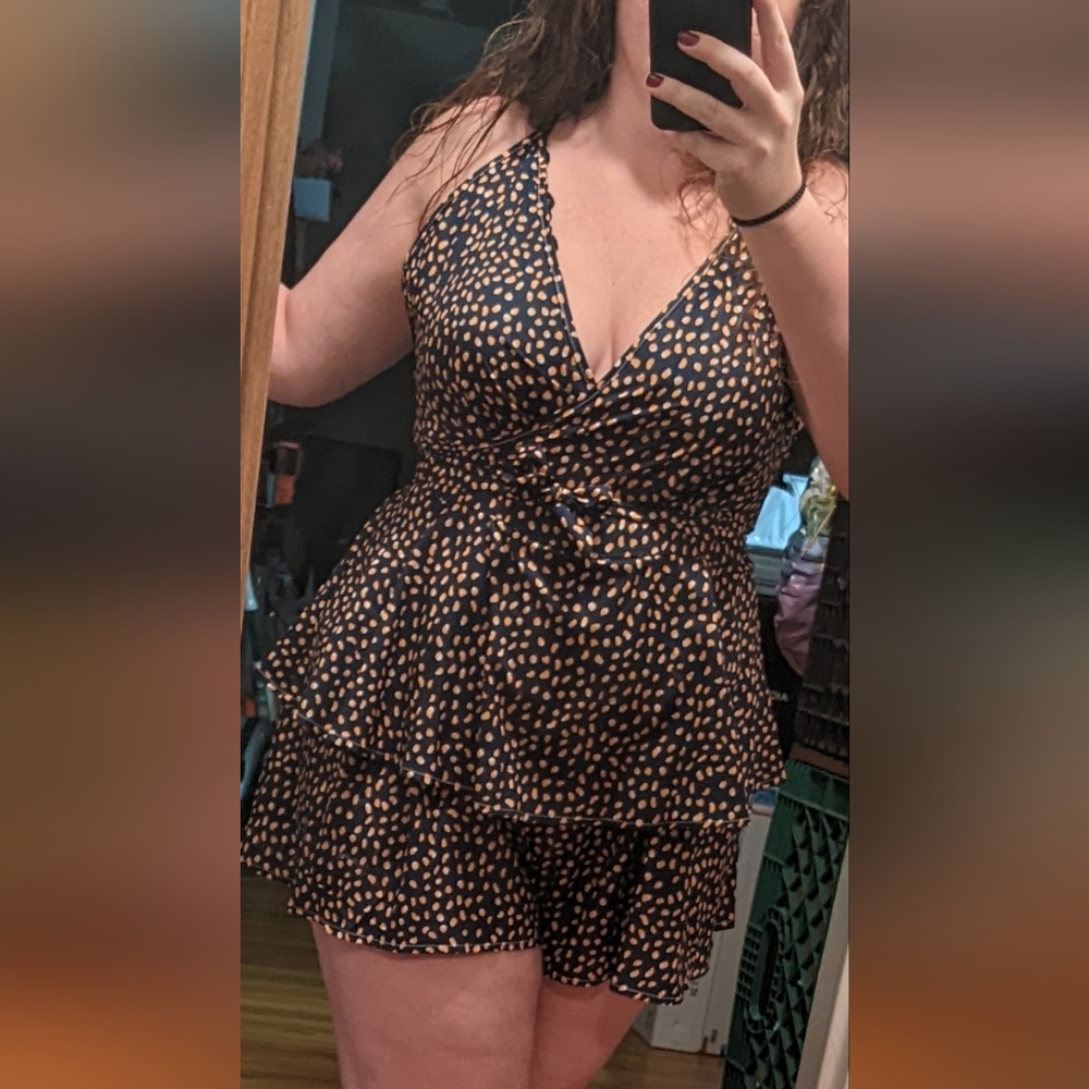 V neck spaghetti strap w tie waist tiered shorts romper